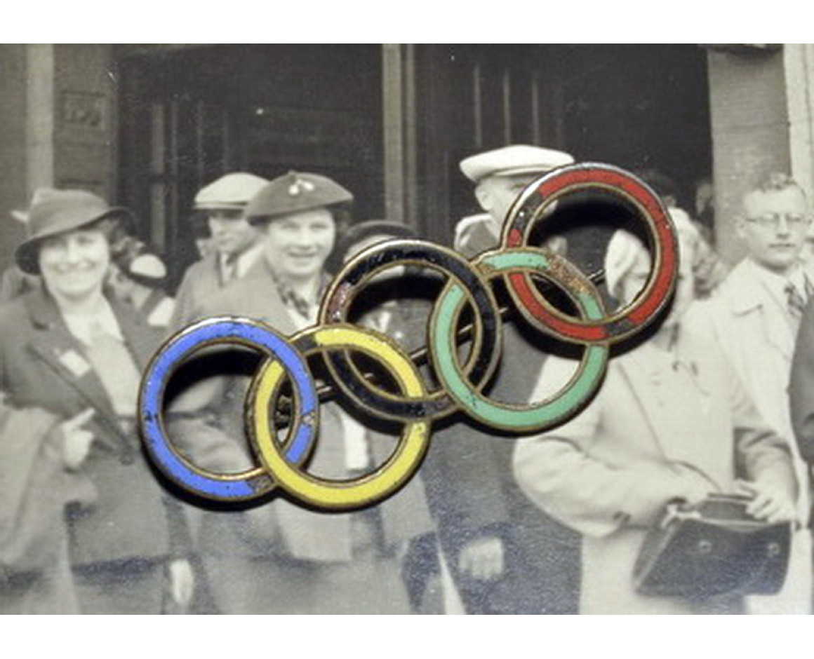Памятный значок и открытка Олимпиады 1936 года